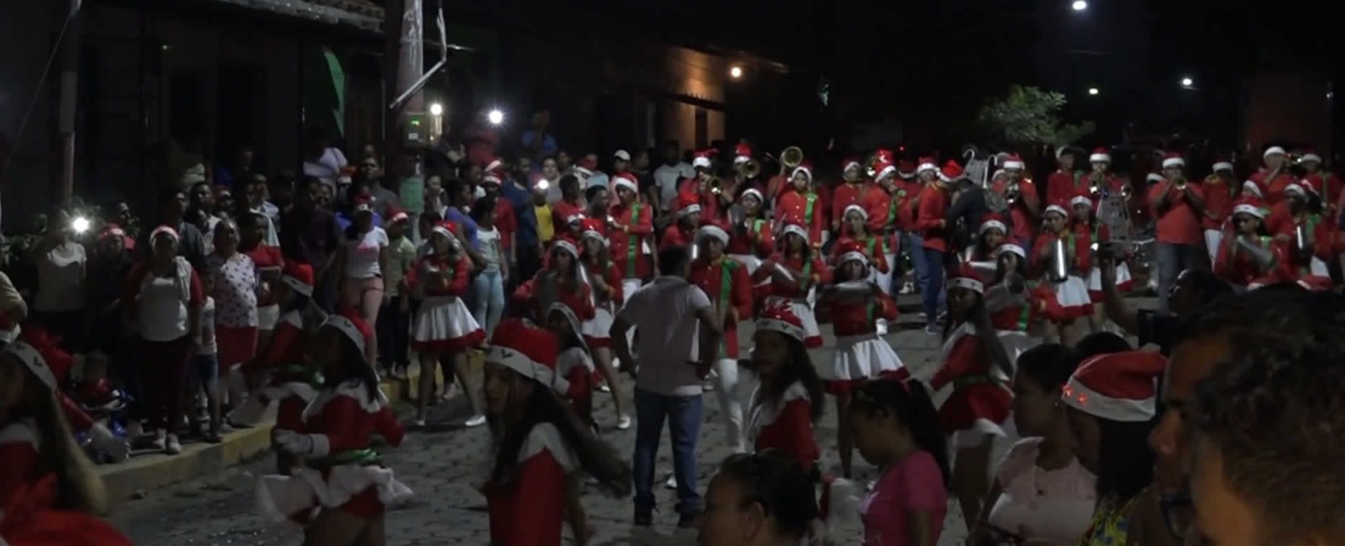 Familias disfrutan del Carnaval Navideño en Telica, León