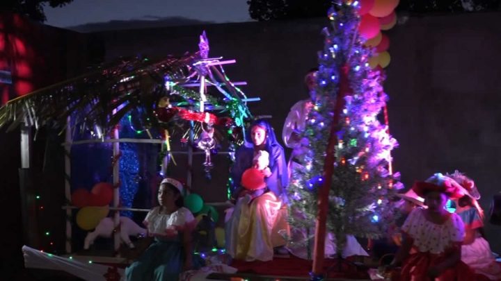 Familias disfrutan del Carnaval Navideño en Telica, León 