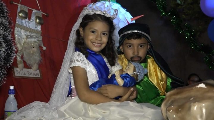 Familias disfrutan del Carnaval Navideño en Telica, León 