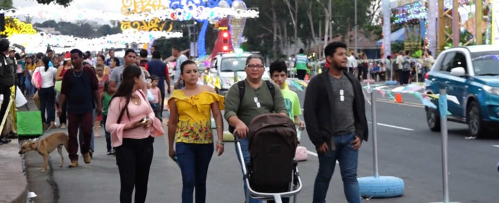 Familias se inundan de amor navideño en la Avenida de Bolívar a Chávez
