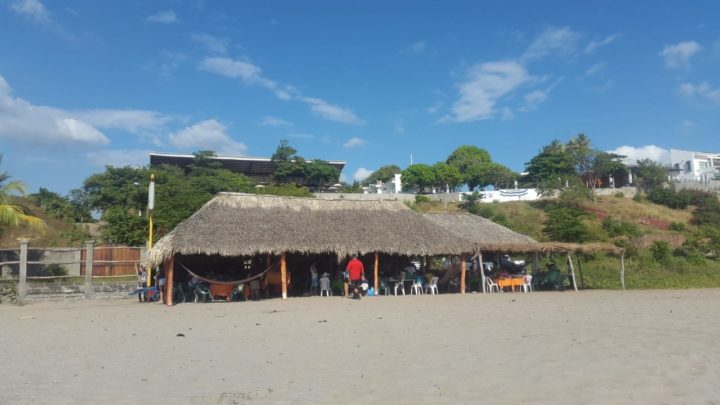 Familias nicaragüenses aprovechan día feriado para visitar Pochomil