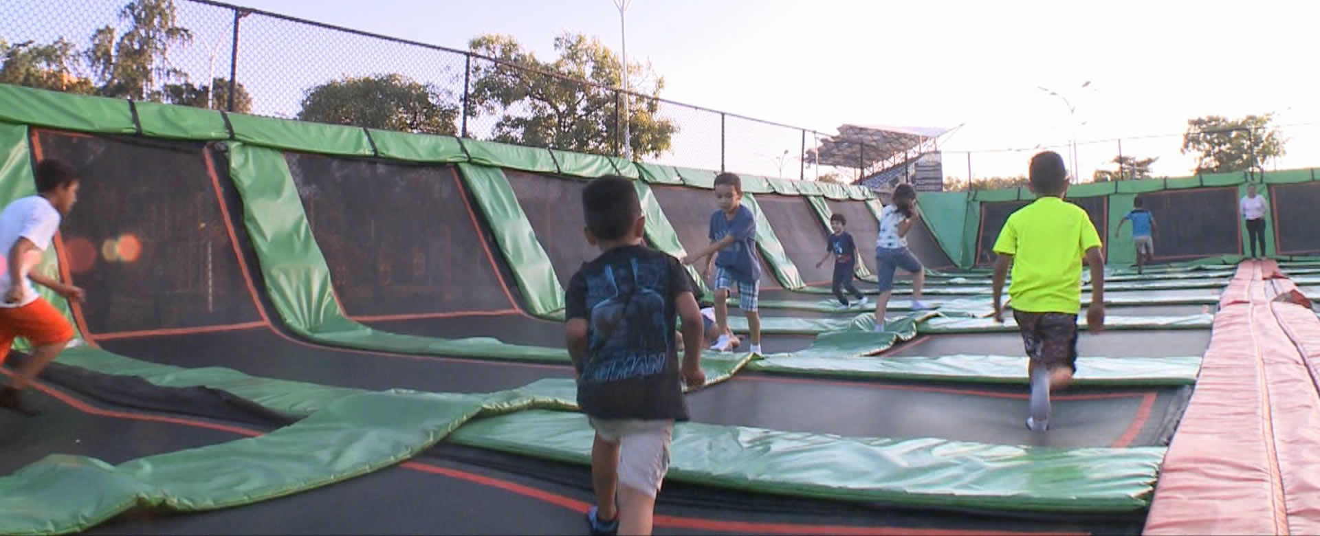 Parque de trampolines un atractivo más, para los reyes del hogar