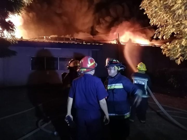 Voraz incendio consume 4 bodegas de Zona Franca en Managua