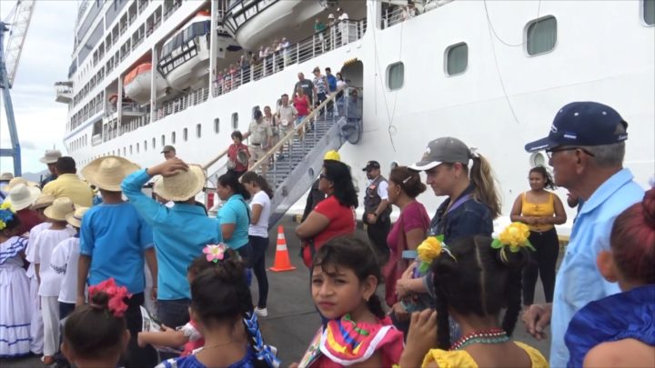 Crucero Insignia llega a Nicaragua con centenares de turistas