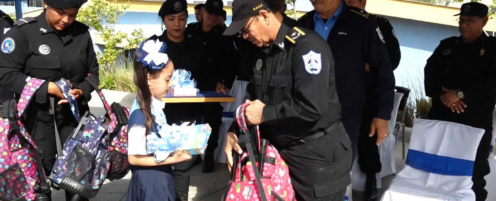 Entregan mochilas escolares a hijos de oficiales de la DOEP