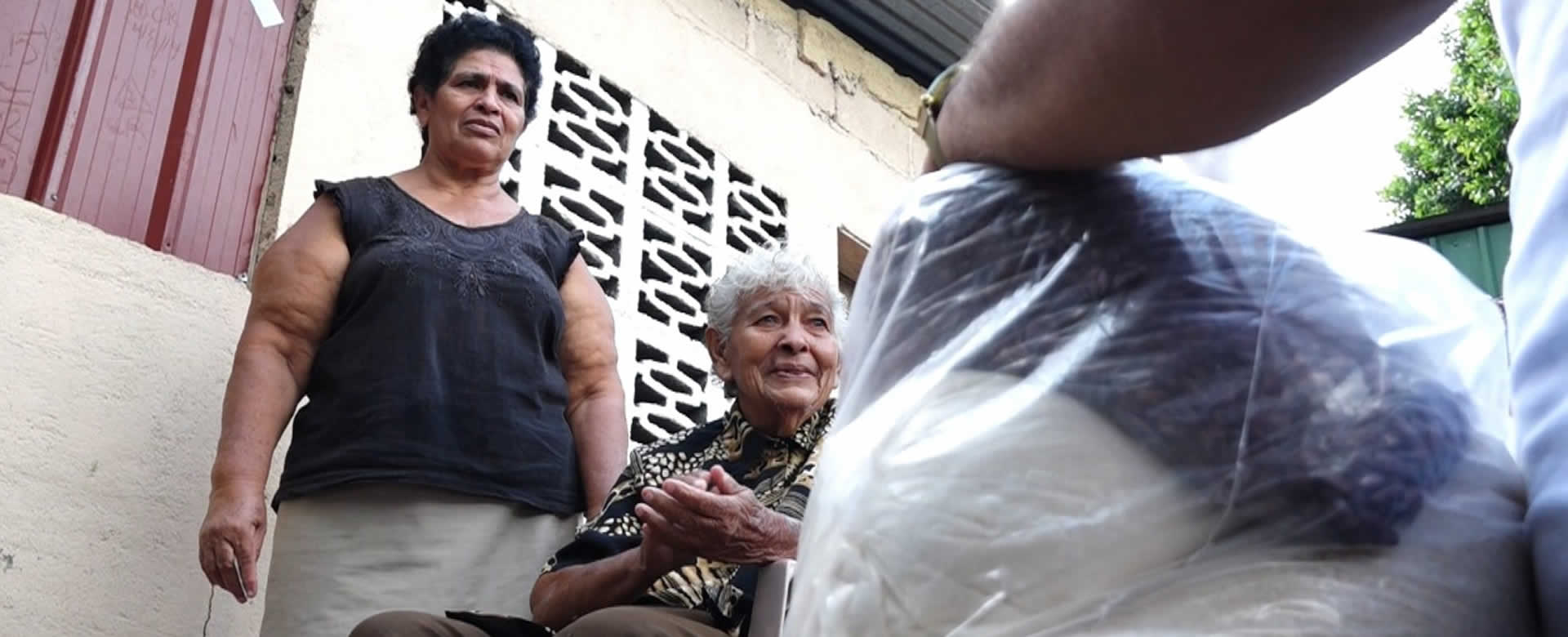 Familias del barrio El Riguero reciben paquetes alimenticios