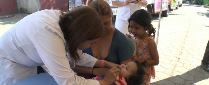 Feria de la Salud llega a familias del barrio Enrique Smith