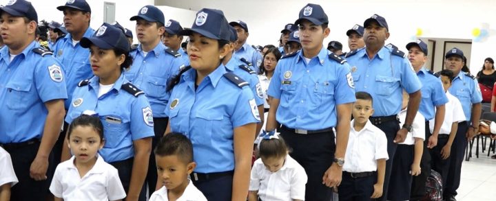 Hijos de la Policía departamental Ajax Delgado reciben útiles escolares