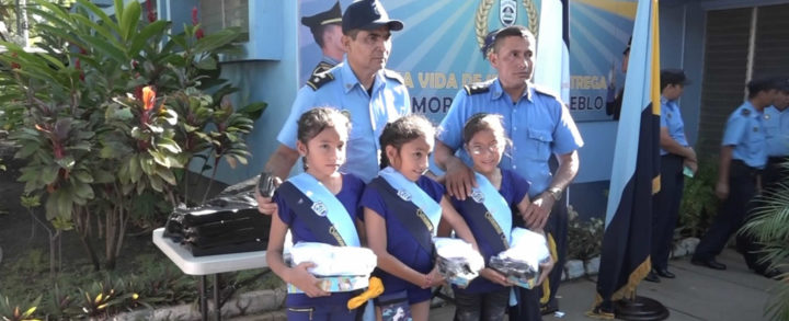 León: Gobierno Sandinista envía paquetes escolares a hijos de la Policía
