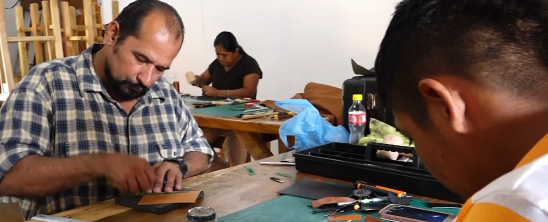 Masaya: MEFCCA tecnifica a los artesanos de cuero para crear productos estrellas