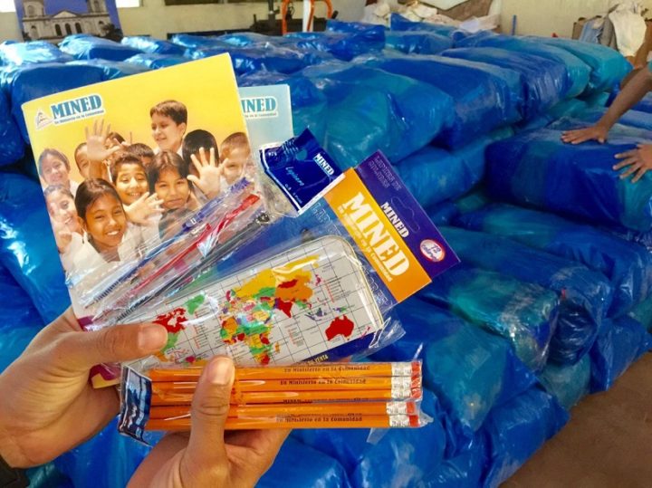 MINED entrega paquetes escolares a niños de los municipios de Managua