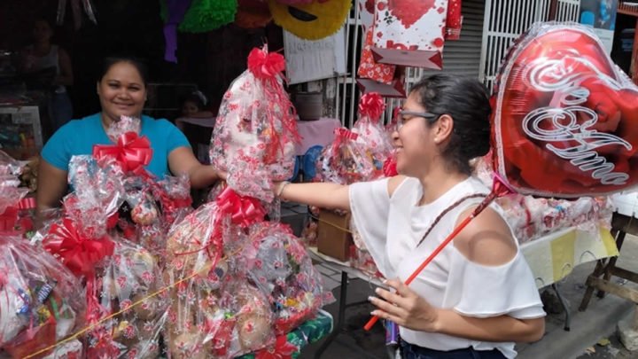 Comerciantes de Managua ofertan arreglos florales en el día de San Valentín