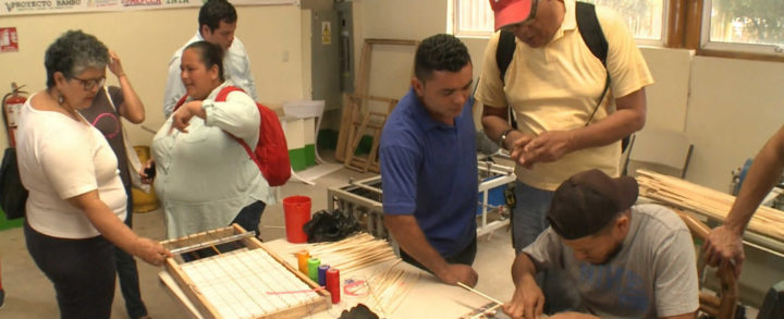 Artesanos aprenden nuevas técnicas para elaborar productos de bambú