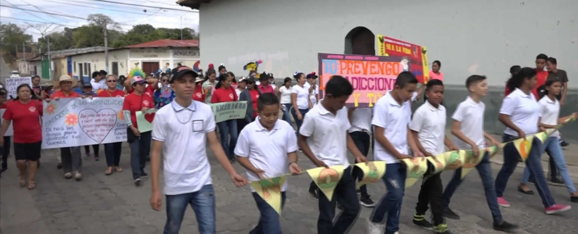 Colorido carnaval de jóvenes con el lema “Mi Vida sin Drogas” en Ocotal
