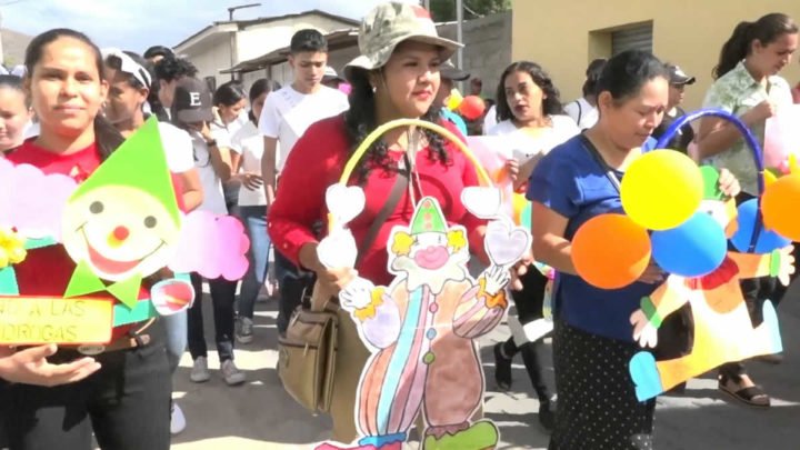 Colorido carnaval de jóvenes con el lema “Mi Vida sin Drogas” en Ocotal 