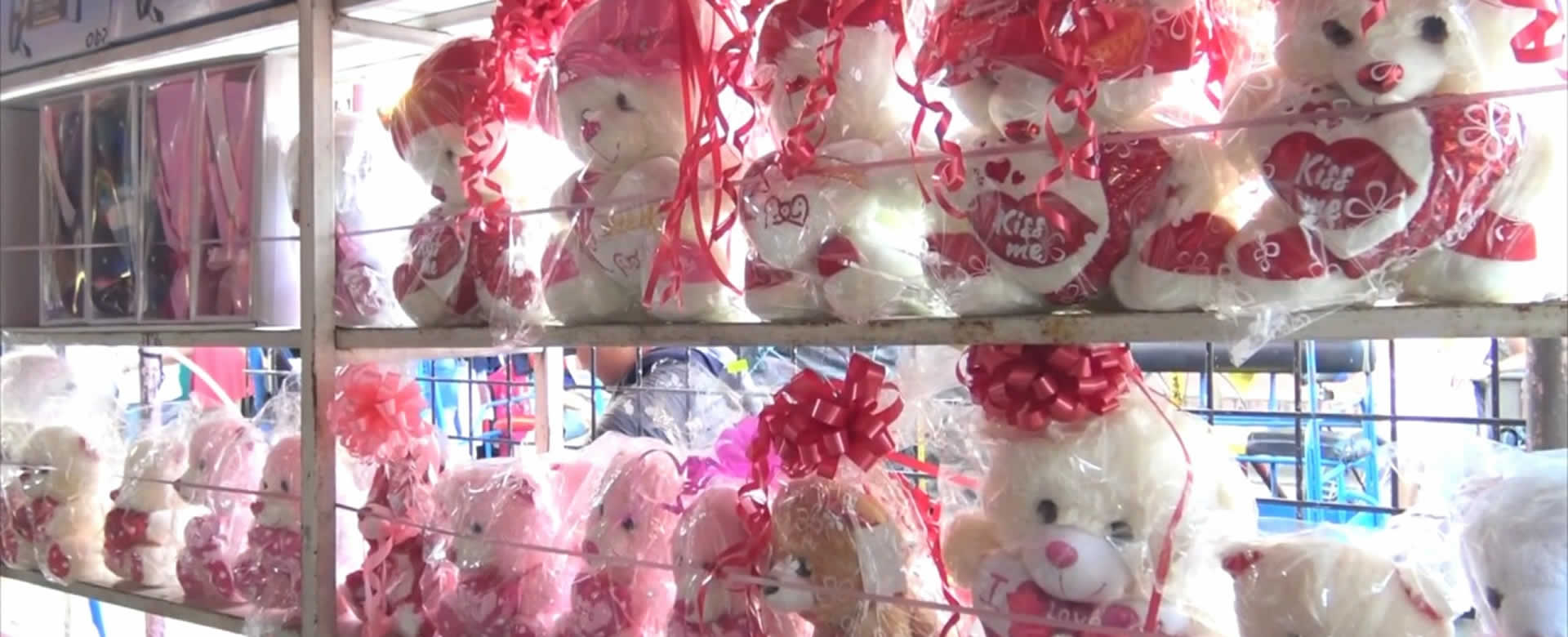 Chinandega: Comerciantes ofertan diferentes productos para San Valentín