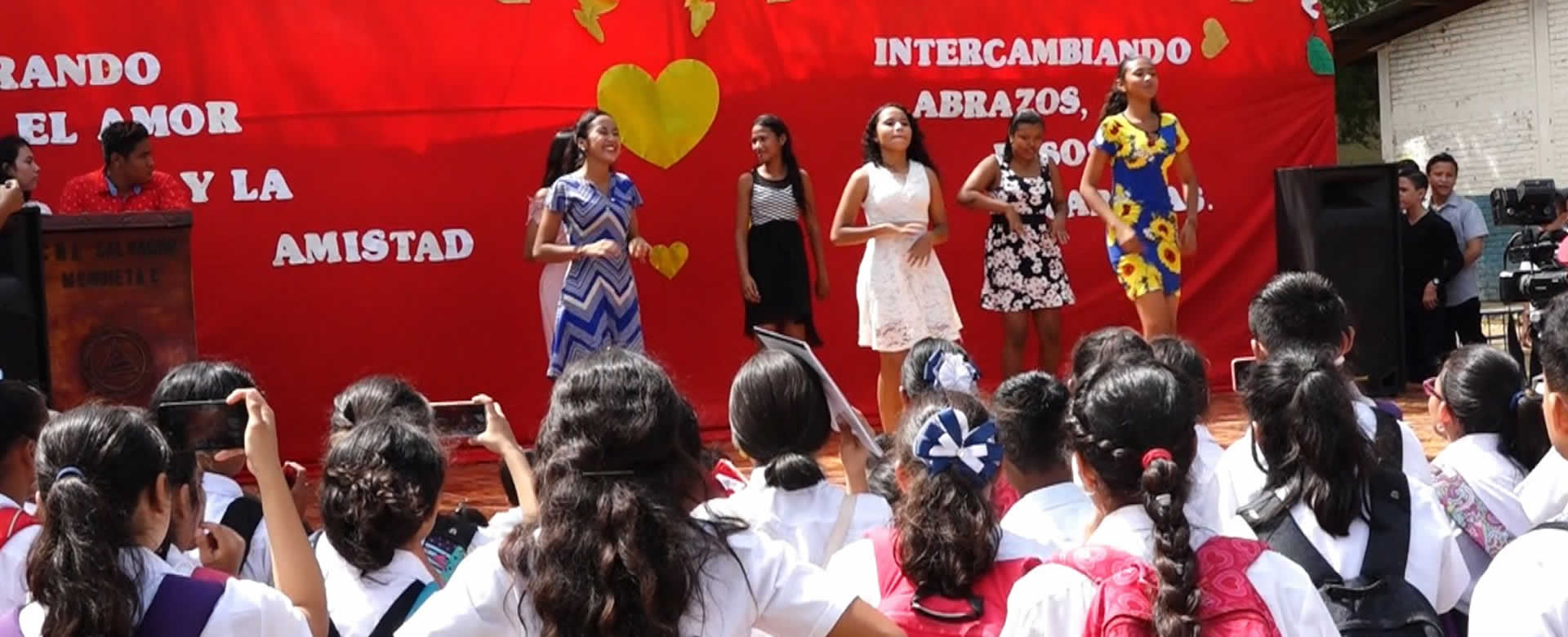 Alumnos del Colegio Salvador Mendieta conmemoran el día del Amor y la Amistad
