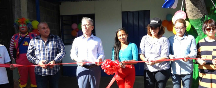 Familia Matamoros reciben la vivienda 202 en el distrito II de Managua