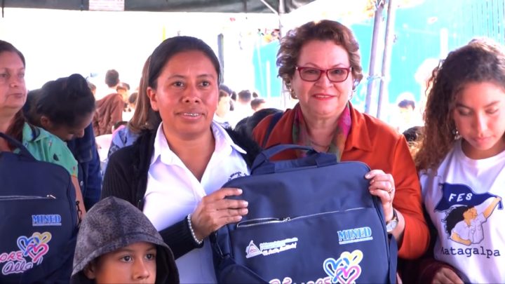 Matagalpa: protagonistas reciben 18 mil paquetes y 1 mil 300 maletines escolares