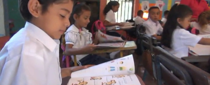Niños de San Rafael del Sur reciben textos educativos para fortalecer el idioma inglés