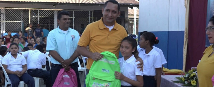 Estudiantes de León reciben paquetes escolares en total alegría  