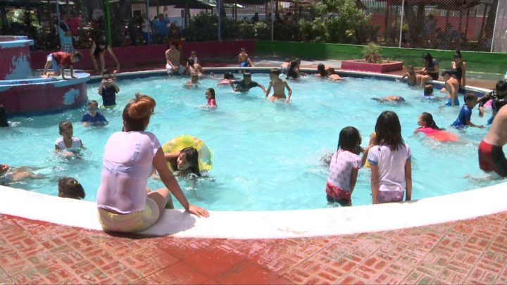 Más familias visitan el Parque Acuático y Xilonem para refrescarse