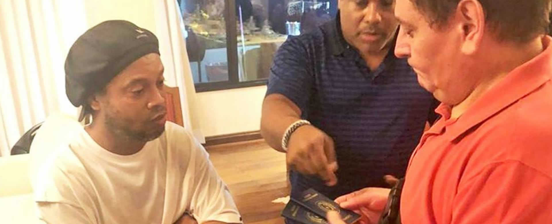 El pasaporte falso de Ronaldinho ha provocado un estallido de memes