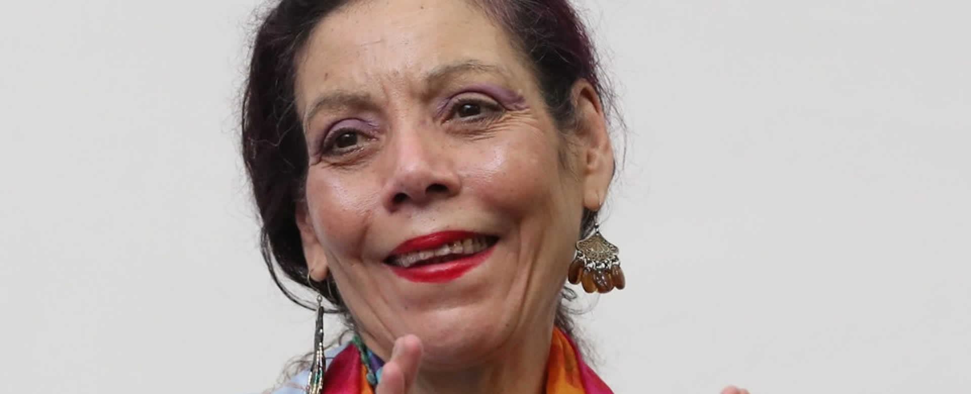 Compañera Rosario Murillo sonríe en un acto en honor al Ejército de Nicaragua