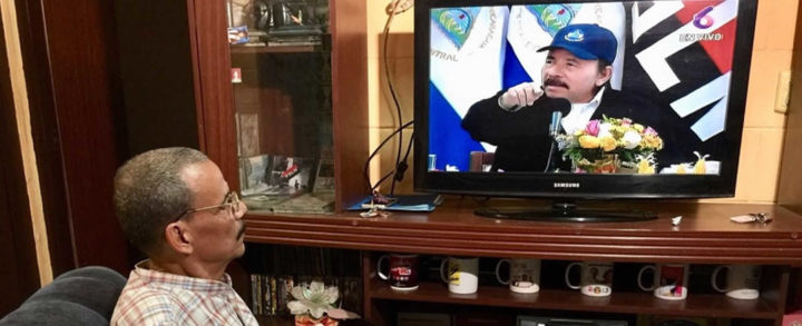 Familias de Managua escuchan atentos el mensaje del Presidente Daniel Ortega