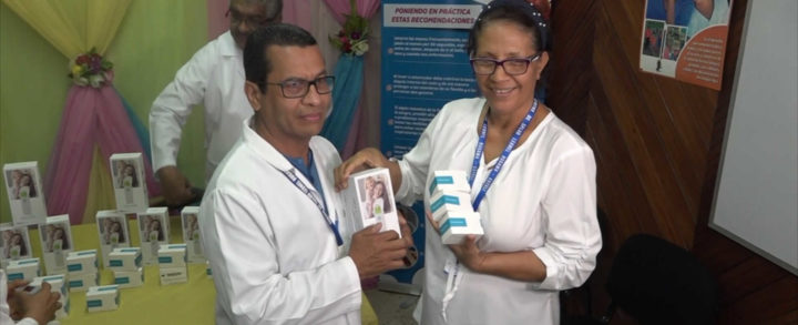 Entrega e equipos médicos a doctores en Estelí