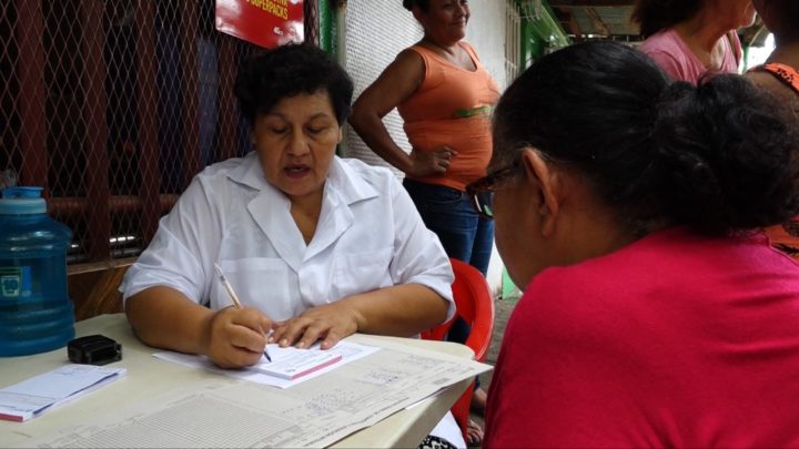 Familias continúan recibiendo consultas gratis en clínicas móviles