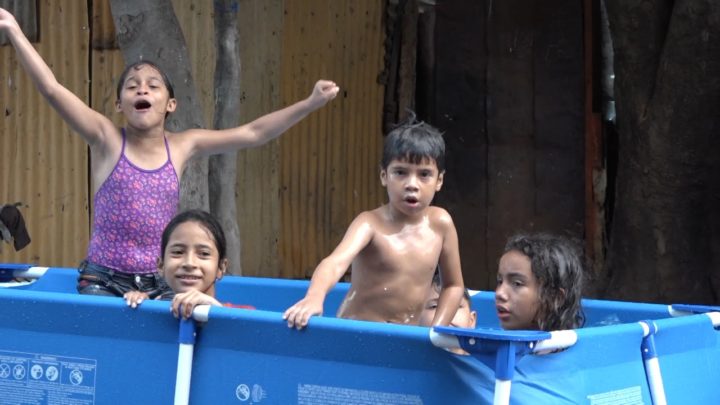 Familias de Managua sofocan el calor con un chapuzón en casa