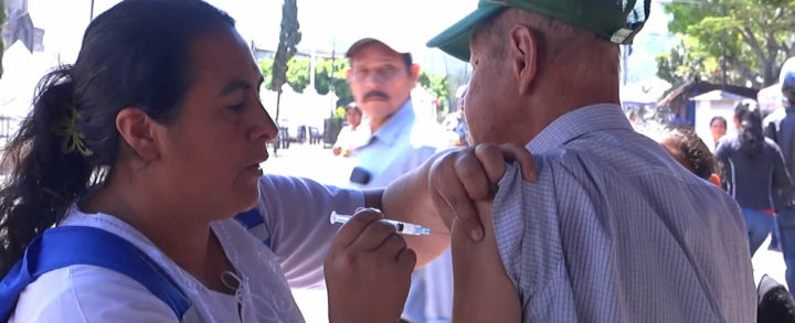 Enfermera inyecta a una ciudadana nicaragüense
