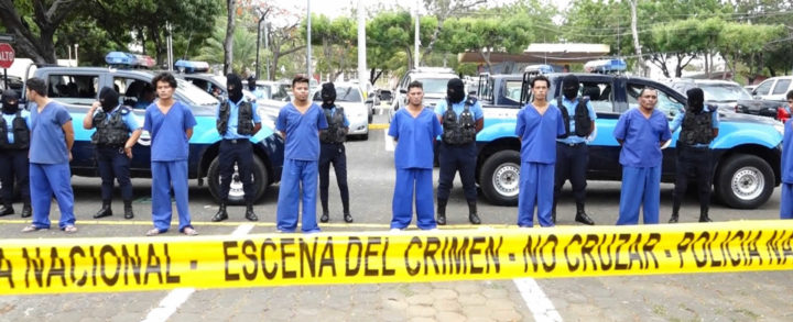 Delincuentes en el patio del distrito policial en Managua