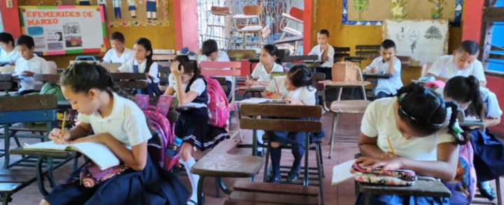 Estudiantes de Juigalpa refuerzan medidas sanitarias tras receso escolar
