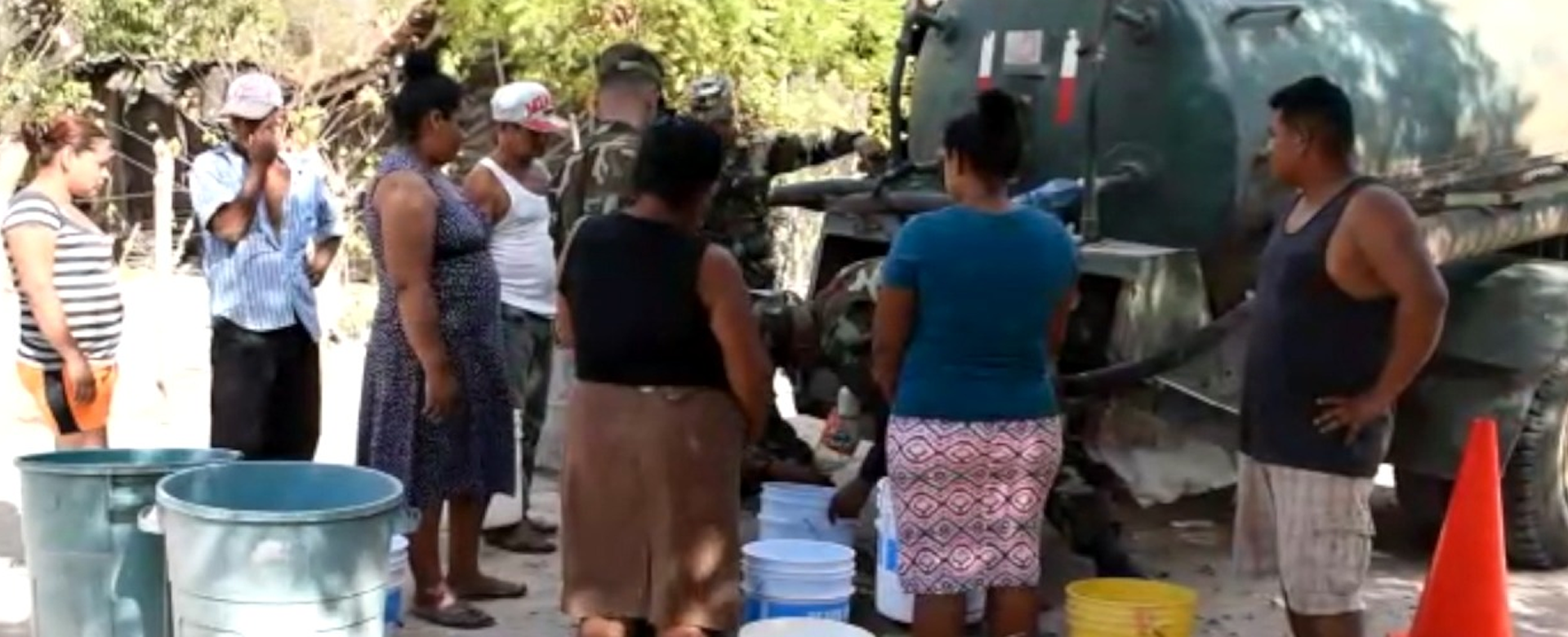 Ejército de Nicaragua distribuye el vital líquido en Villanueva, Chinandega
