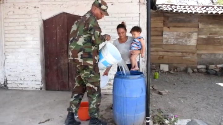 Ejército de Nicaragua distribuye el vital líquido en Villanueva, Chinandega