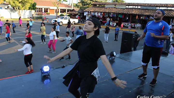 Familias practican zumbaton en el Puerto Salvador Allende