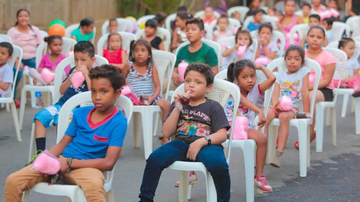 Niños capitalinos aprenden valores a través del Cine Móvil