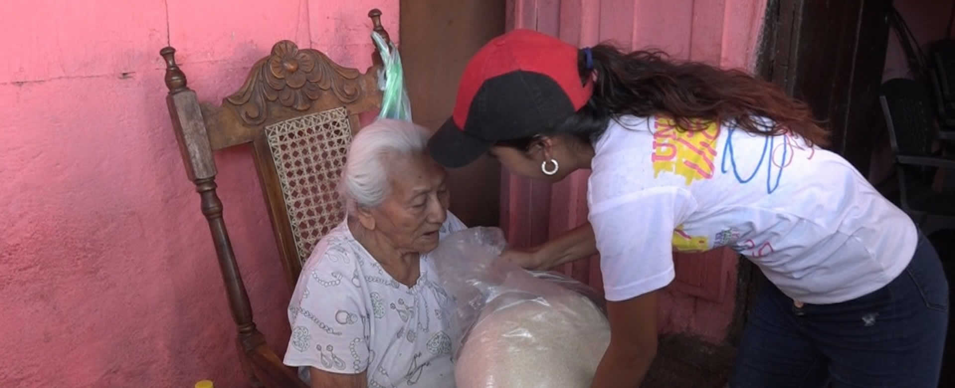 Gobierno entrega paquetes alimenticios a familias de Puerto Cabezas