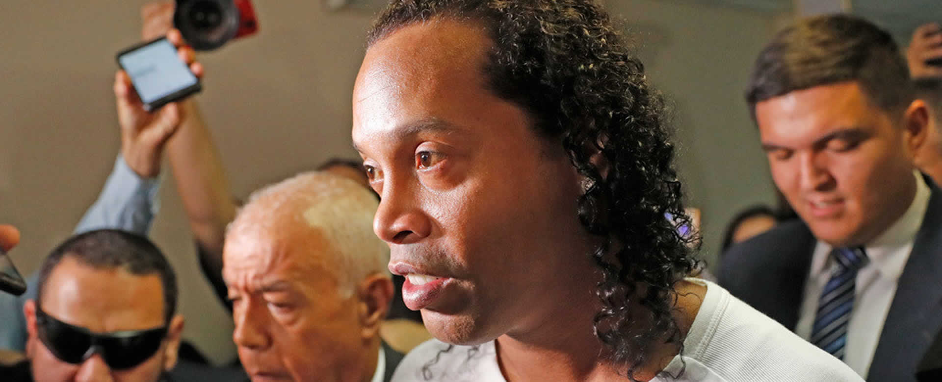 Ronaldinho pierde un partido de fútbol-tenis en prisión