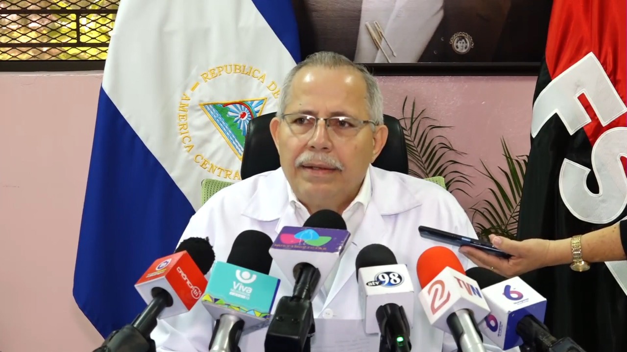 Doctor Carlos Sáenz, Secretario General del MINSA brinda datos actualizados de COVID-19 a medios de comunicación en Nicaragua