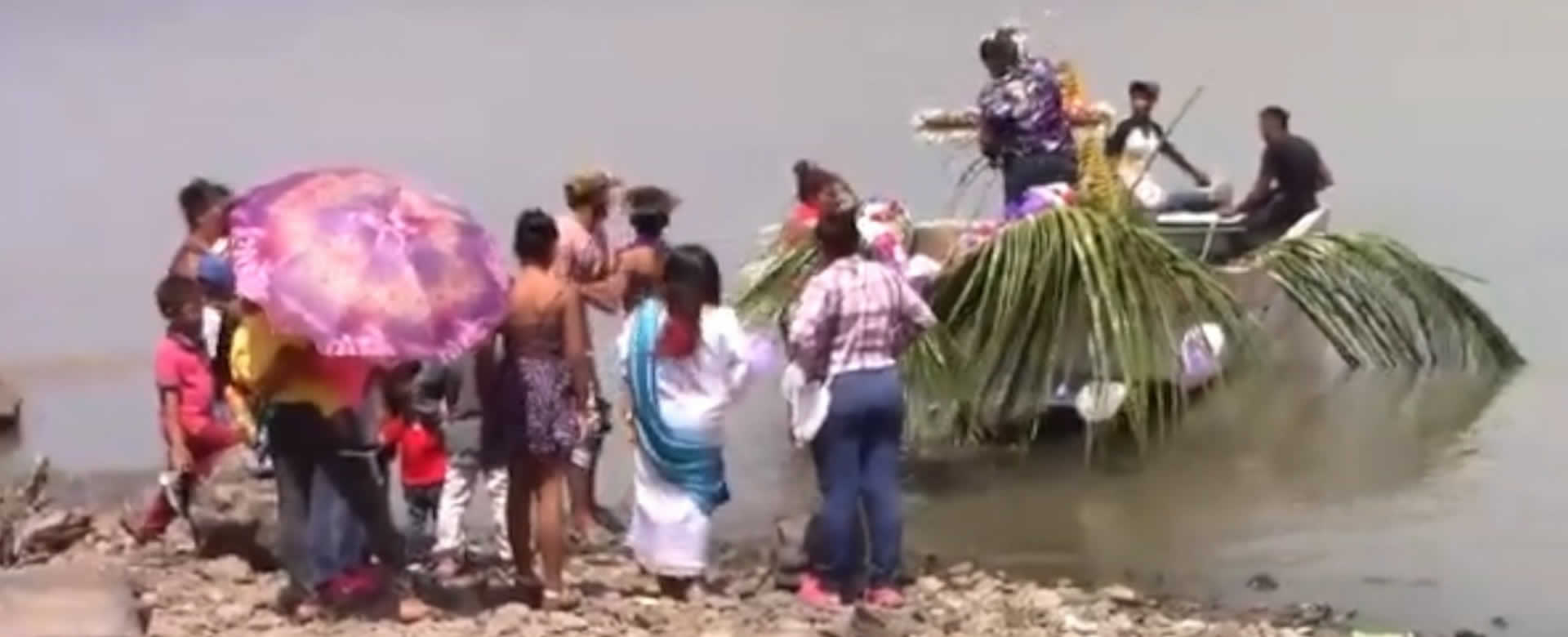 Devotos renuevan su fe con el viacrucis acuático en el Puerto Díaz