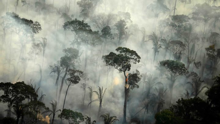Humo de un incendio en un área de la selva amazónica cerca de Porto Velho (Rondonia, Brasil), el 10 de septiembre de 2019.