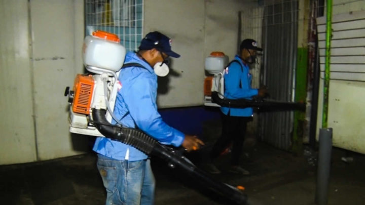 Brigadistas desinfectan tramos en el Mercado Oriental