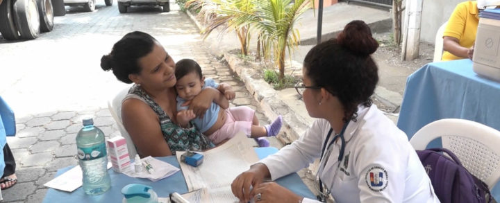 Familias llegan a pasar consulta en Clinica Movil en el Barrio Altagracia de Managua