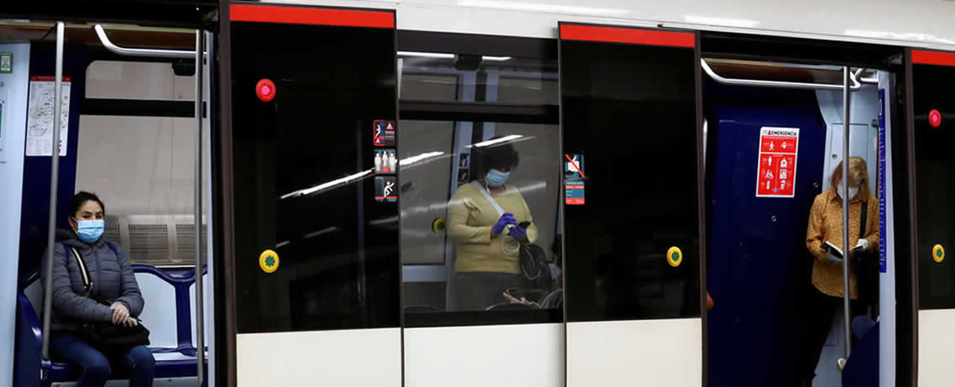 Gente con mascarillas en el metro en el primer día de la fase 0 en Madrid, España