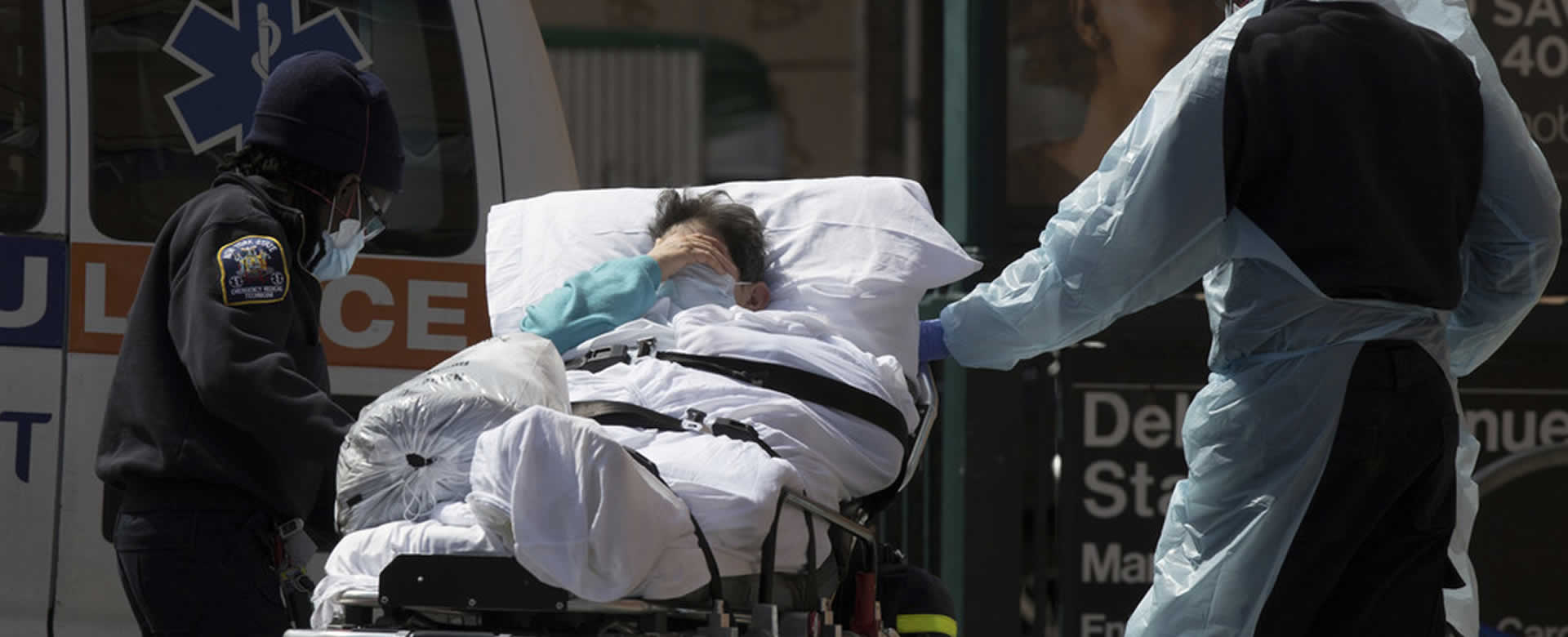 Un paciente es llevado a una ambulancia en Nueva York, EE.UU.