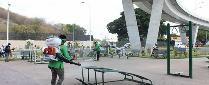 Servidores públicos continúan desinfección en el parque comunitario Las Piedrecitas, Managua