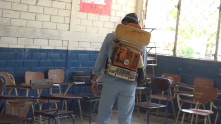 Brigadista desempañando la jornada de desinfección en un colegio público de León